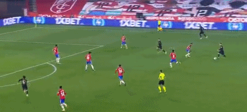 为什么外野手回传球要投弹跳球